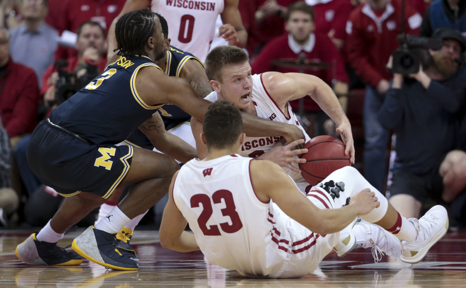 Badgers 64, No. 2 Wolverines 54